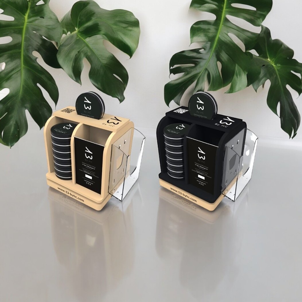 Présentoirs bois et noir 13 By HC sous le monstera
