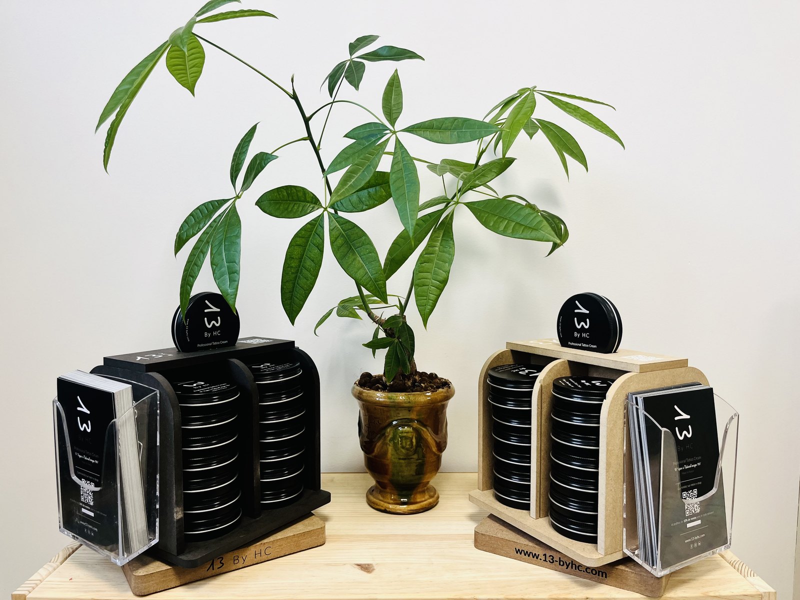Présentoirs 13 By HC, noir et bois, avec plante