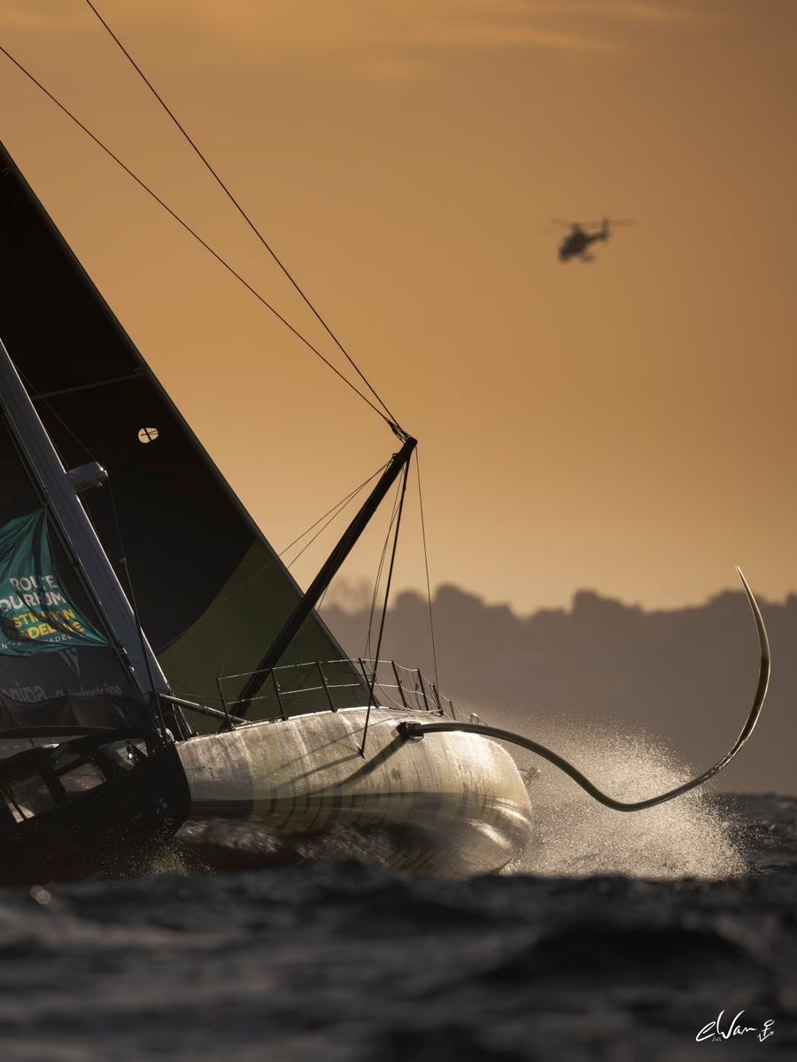 Un voilier de la Route du Rhum au coucher du soleil